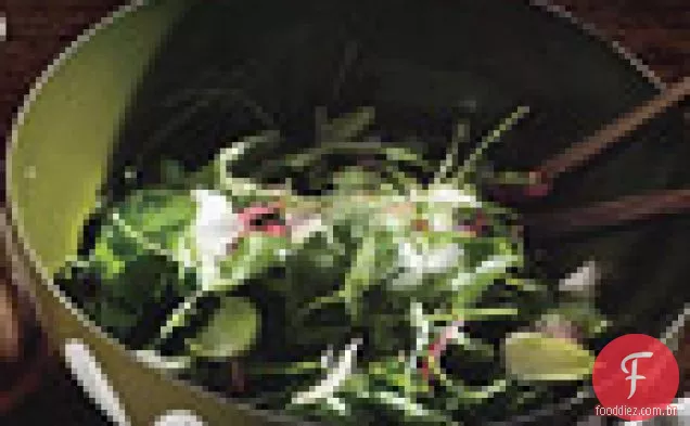 Salada de agrião com figos refogados e cebolas em conserva