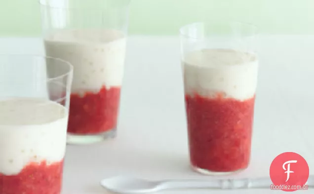 Pudim de Tapioca com frutas no fundo