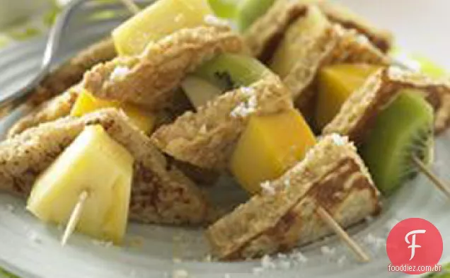 Torrada francesa de grãos inteiros e Kabobs de frutas tropicais
