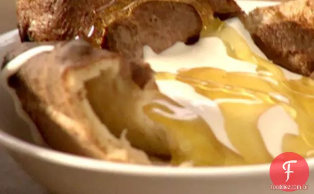 Carne assada com pudim de Yorkshire, berinjela grelhada e ervilha, hortelã e salada de abacate