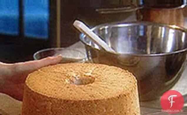 Bolo de comida de anjo com chip de Chocolate com ganache de Chocolate