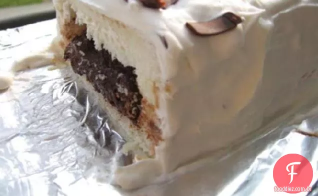 bolo de comida de anjo cheio de chocolate