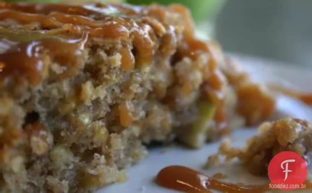 Bolo De Maçã Robusto Com Molho De Caramelo