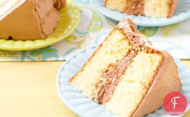 Bolo de Aniversário amarelo com cobertura de Ganache de chocolate fofo