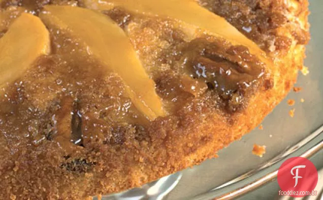Bolo de pêra de cabeça para baixo com nozes