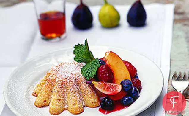 Bolos de amêndoa com frutas frescas