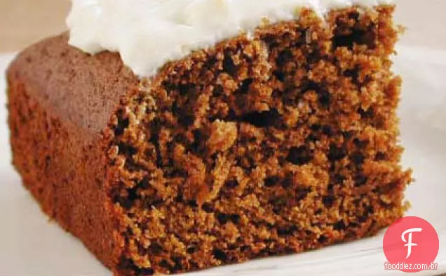 Bolo de melaço com cobertura de queijo creme de limão