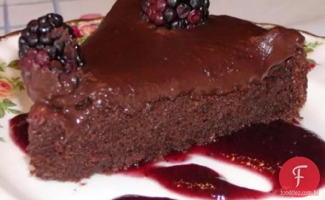 Bolo de Chocolate decadente em uma cama de Molho De Framboesa