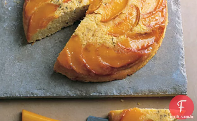 Bolo de pêssego e fubá de cabeça para baixo