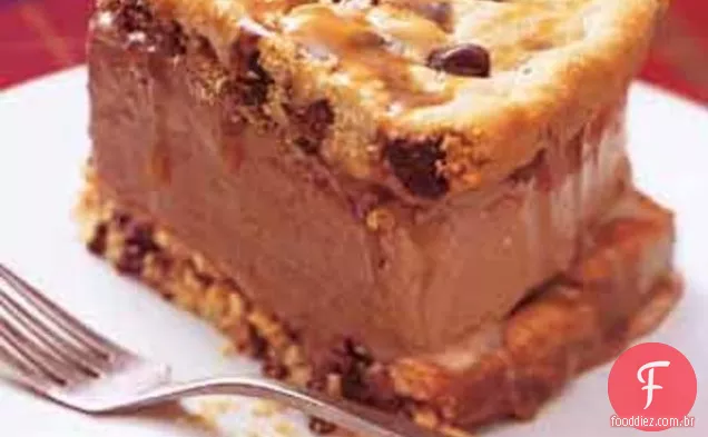 Bolo de sanduíche com sorvete de Chocolate Com Molho De Caramelo