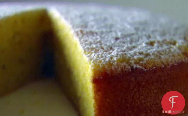 Bolo de fubá e alecrim com xarope balsâmico