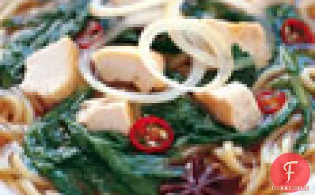 Sopa de macarrão de frango assado com crisântemo