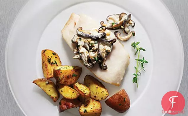 Sablefish assado na panela com cogumelos e creme azedo