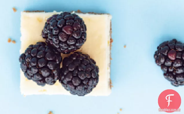 Quadrados de Cheesecake de limão com frutas frescas