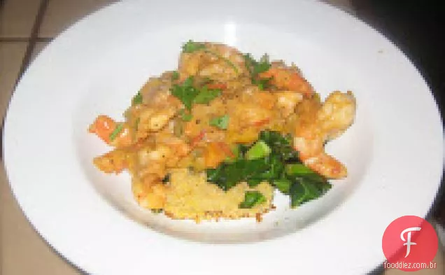 Etouffee doméstico do camarão da Diva com verdes do Collard & Cor do mel