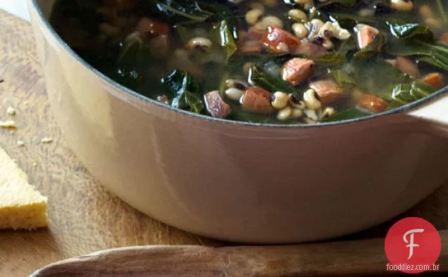 Sopa de ervilha de olhos pretos com Andouille e Collards