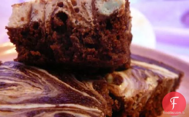Bolo de chocolate e laranja maluco com cobertura de laranja