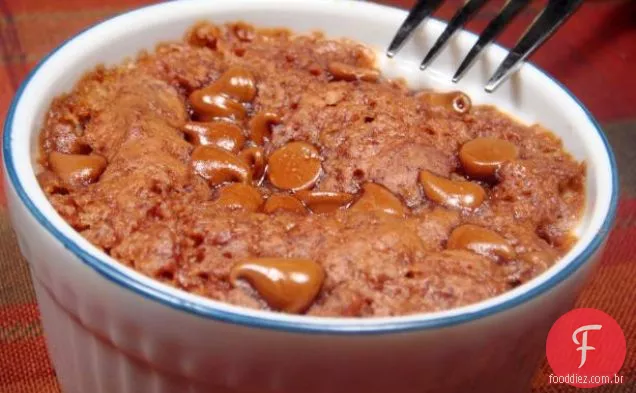 Basta adicionar Bolo De Chocolate com água em uma caneca