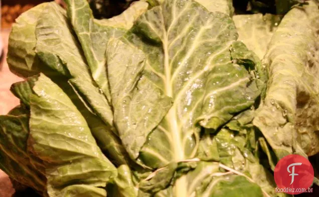 Verdes Sem Carne E Um Lado Do Pão De Centeio Torrado Com Carraway S