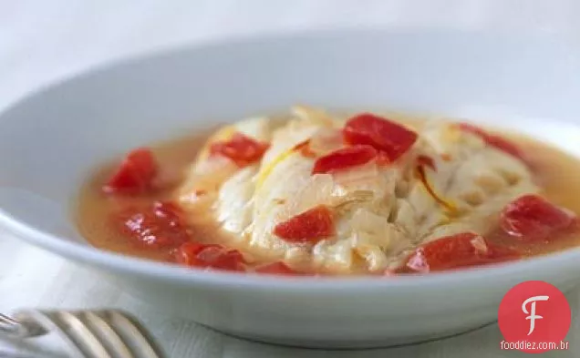 Bacalhau escalfado em caldo de tomate e açafrão