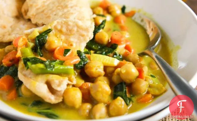 Sopa Vegana De Grão De Bico Com Curry De Coco