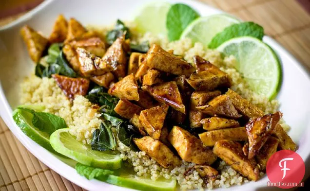 Tofu Doce Do CAL Do Pimentão Com Collards Cozinhados Wok E Quinoa