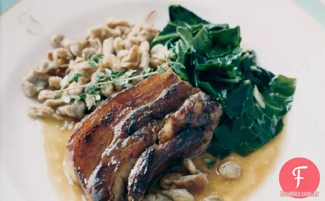 Barriga de porco com Spaetzle do trigo mourisco e Collards