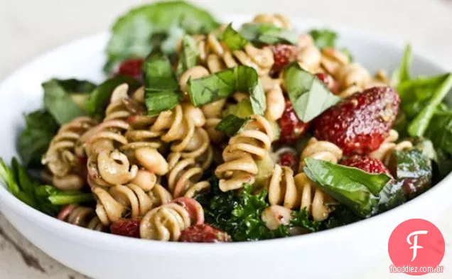 Salada De Macarrão Com Manjericão De Morango