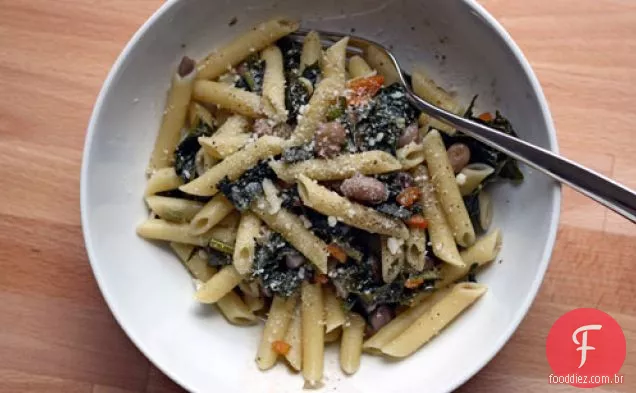 Jantar hoje à noite: macarrão com verduras e feijão