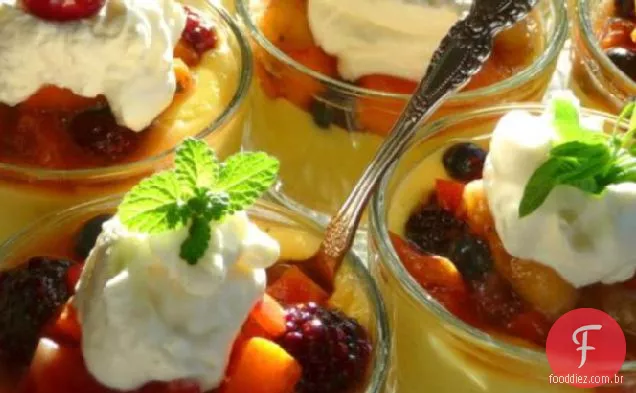 Fruta fresca e pudim de baunilha quente creme Parfaits