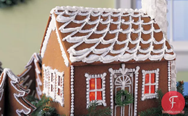 Snow-Varrido Gingerbread Cottage