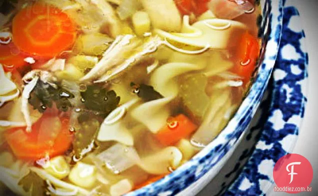 Sopa de macarrão de frango/peru emocionante