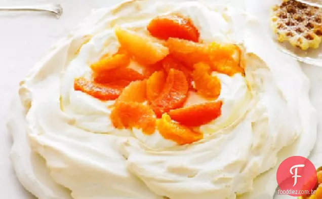 Pavlova com laranjas escalfadas com baunilha