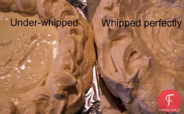 Mousse De Chocolate Com baixo teor de gordura em uma concha de merengue (Pavlova)
