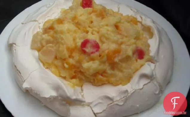 Pavlova com recheio de creme de frutas