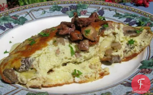 Omelete de suflê com cogumelos Brie e cebola