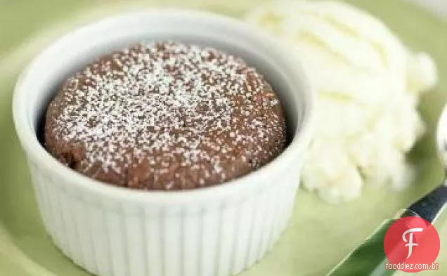 Suflês quentes de chocolate ao leite com sorvete de baunilha