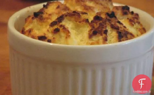Suflês de queijo de cabra duas vezes assados em uma cama de verduras misturadas