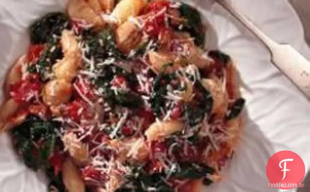 Macarrão Com Verduras E Molho De Tomate