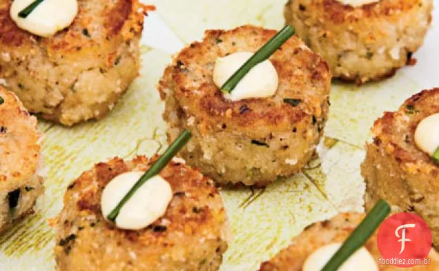 Bolos de caranguejo Maine com limão Aïoli