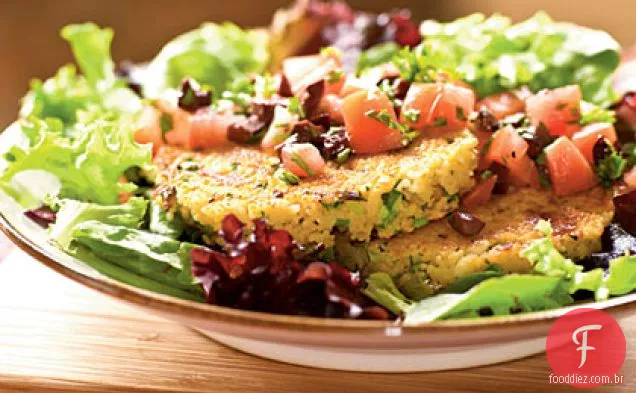 Feta e cebola verde cuscuz bolos sobre tomate-Salada De Azeitona