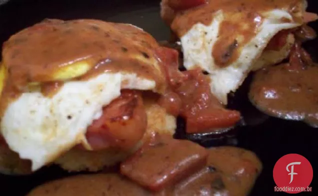 Bolos fritos com ovos e molho de tomate