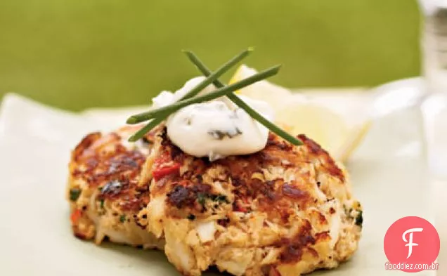 Mini bolos de caranguejo com Herbed Aioli