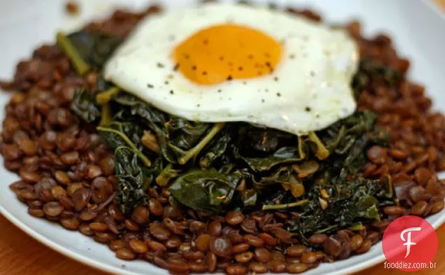 Jantar hoje à noite: lentilhas refogadas com verduras de Inverno e um ovo frito
