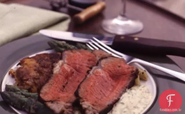 Lombo grelhado de primeira idade com bolos de batata com alho-cebolinha e molho Béarnaise