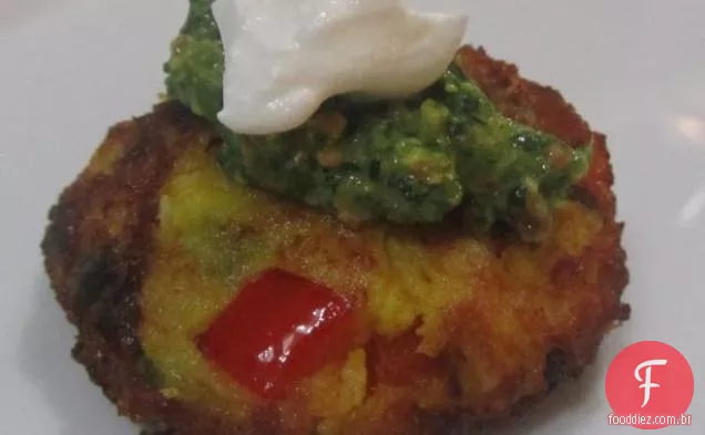 Bolos de caranguejo em papel de arroz com molho de limão e gengibre