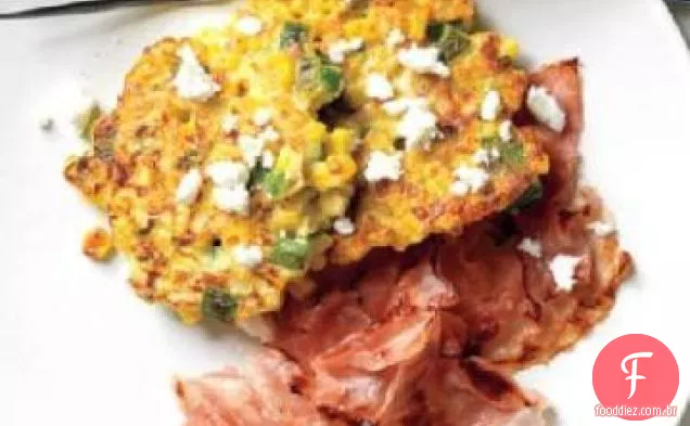 Bolos de milho cobertos com queijo de cabra e Bacon