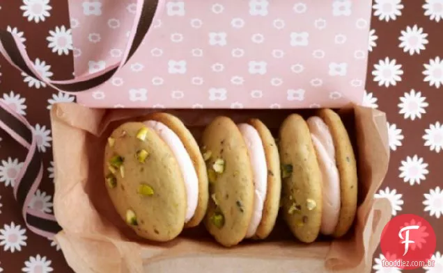 Pistache-cardamomo Whoopie tortas com Rosewater Buttercream