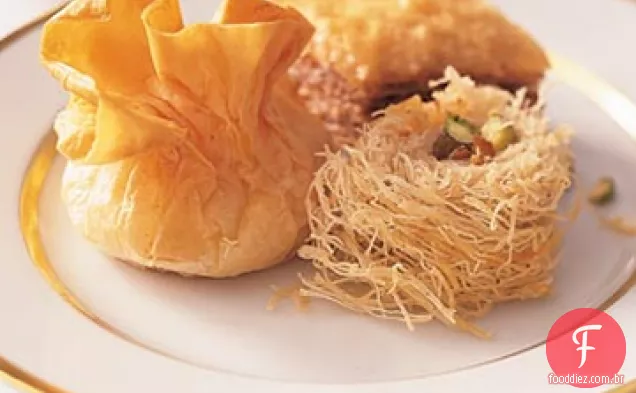 Baklava rolado com passas douradas