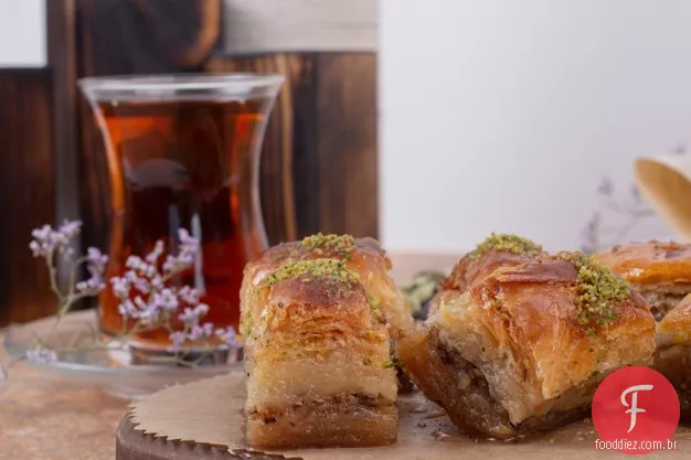 Baklava Sundae com receita de pêssegos grelhados